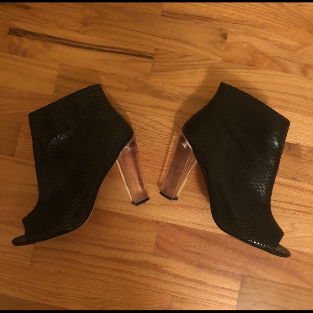 🛑🛑🛑Steve Madden, open toe, clear heel booties